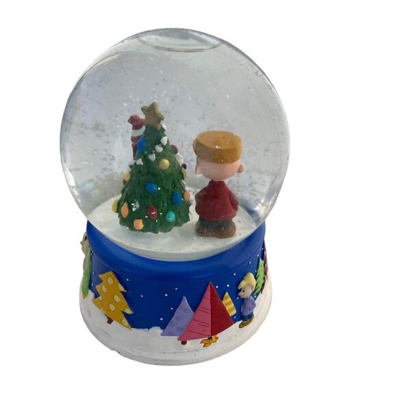 ↳ Hallmark Collectible A Charlie Brown Christmas Musical Snow Globe (1A-03-63WA) - Picture 4 of 8